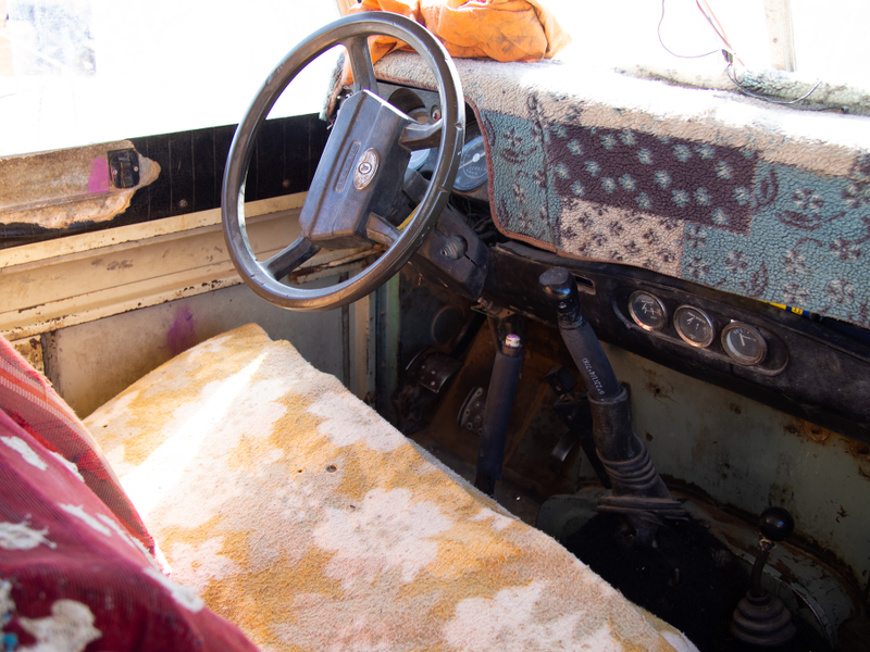 Illustration for article titled In War Torn Western Sahara, These Old Cars Are The King And Queen